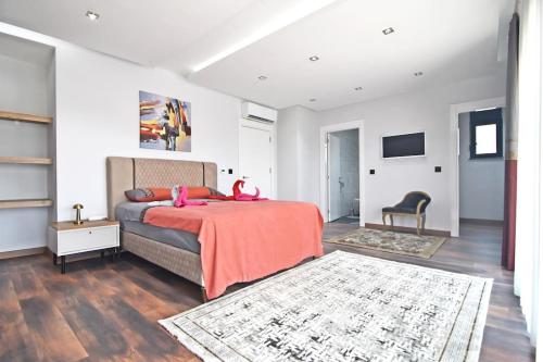 ein Schlafzimmer mit einem Bett mit einer roten Decke in der Unterkunft Perfect Family Villa Golden Life in Dosemealti