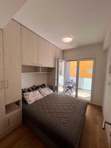 Llit o llits en una habitació de Spring Apartment