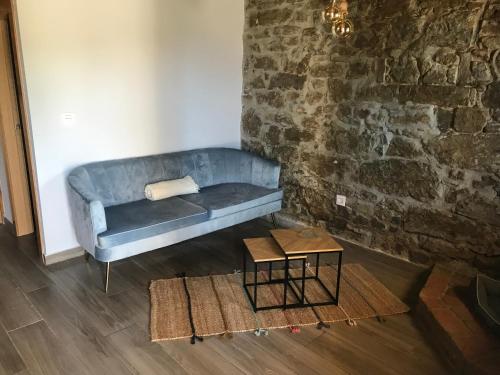 a blue couch in a room with a table at Casa Milu in Armiello