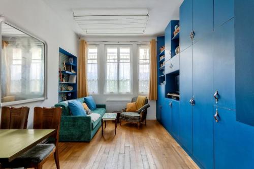 un salon avec un canapé et une table dans l'établissement Cosy studio proche de la Basilique du Sacré-Coeur, à Paris