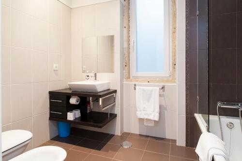 A bathroom at JOIVY Stunning 3BR Apt with balcony, nearby Saldanha subway & IST