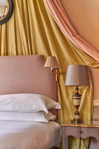 Uma cama ou camas num quarto em Cliveden House - an Iconic Luxury Hotel