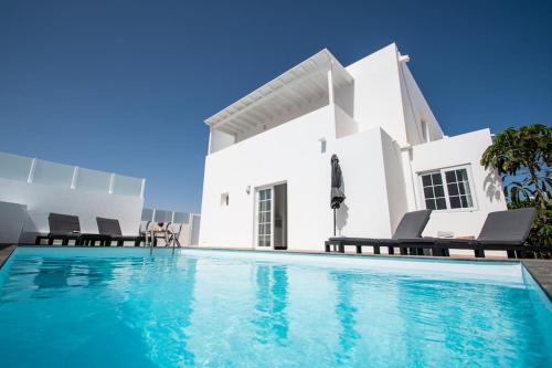 Casa Leize Piscina climatizada, Vistas & AC 10 Minutes walk from Marina Rubicón