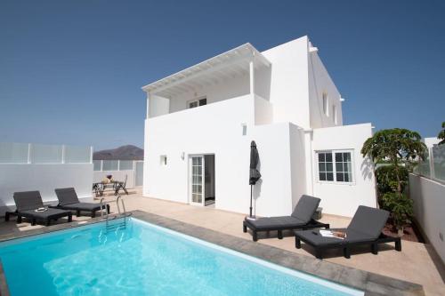 Casa Leize Piscina climatizada, Vistas & AC 10 Minutes walk from Marina Rubicón