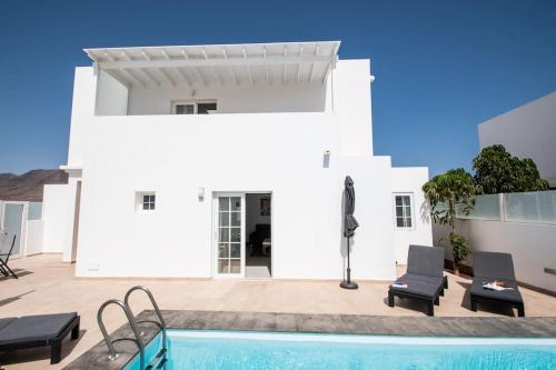 Casa Leize Piscina climatizada, Vistas & AC 10 Minutes walk from Marina Rubicón