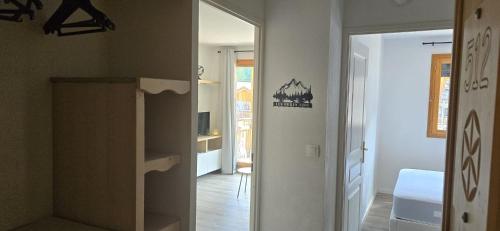 - une chambre avec un couloir dans l'établissement Cocon des Orres res balcon des airelles appartement 512, aux Orres