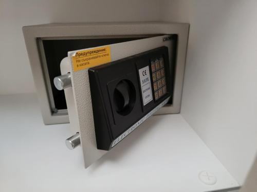 a microwave oven sitting on top of a counter at Марина Кейп in Aheloy