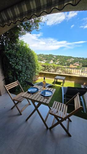 - une table avec 2 chaises et une bouteille de vin dans l'établissement Studio à Sainte-Maxime, à Sainte-Maxime