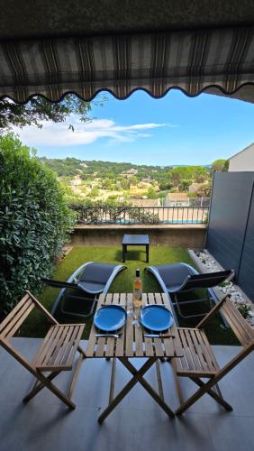 une table et des chaises sur une terrasse avec vue dans l'établissement Studio à Sainte-Maxime, à Sainte-Maxime