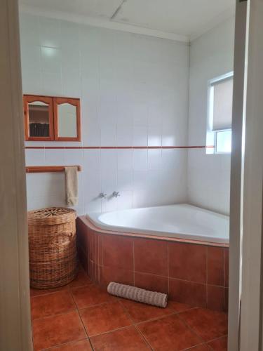 Ένα μπάνιο στο Point Village Accommodation - Laurie's House