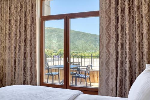 Nespecifikovaný výhled na hory nebo výhled na hory při pohledu z hotelu