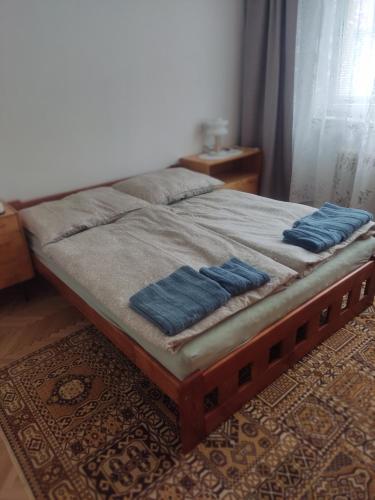 Ένα ή περισσότερα κρεβάτια σε δωμάτιο στο Dvojizbový byt v Banskej Bystrici