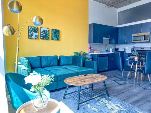 Un lugar para sentarse en Convenient 2BR Suite in Prime Location with Gym Access & Optional Parking Near McCormick Place and Soldier Field