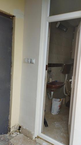 Una puerta abierta a un baño con lavabo. en Dojran rules, en Star Dojran