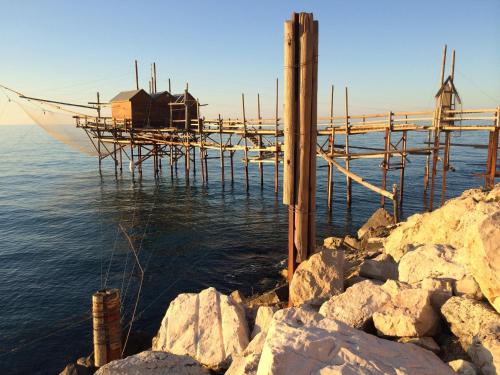 un molo con una barca in acqua di Dimora La perla di Mare a Termoli