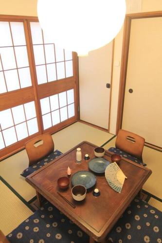 a room with a wooden table and chairs at 藤沢-鎌倉Home in Fujisawa