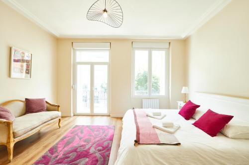 une chambre avec un grand lit et un canapé dans l'établissement RI 1 - F3 Le Paradis caché à Mulhouse-1 à 5 personnes, à Mulhouse