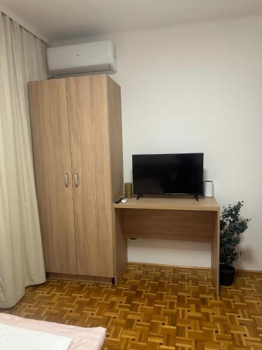 a room with a desk with a flat screen tv at Apartament Jaśminowa in Chrzanów