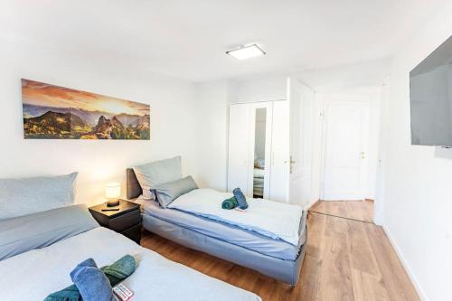ein Schlafzimmer mit zwei Betten und einer Couch in der Unterkunft Penthouse-Wohnung auf 2 Etagen in Wuppertal