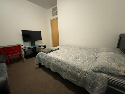 Ένα ή περισσότερα κρεβάτια σε δωμάτιο στο Double Room - Shared Bathroom, No Parking