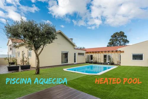 a villa with a swimming pool in a yard at VILLAS com piscina in Vila Nova de Gaia