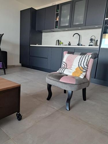 - une chaise avec un oreiller dans la cuisine dans l'établissement Appartement Vue Mer PORTICCIO, à Porticcio