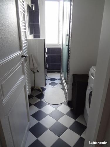 La salle de bains est pourvue d'un sol en damier noir et blanc. dans l'établissement Furnished studio very quiet with incredible views to La Défense & Eiffel Tower, à Courbevoie