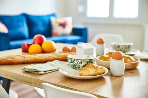 - une table en bois avec des œufs et du pain dans l'établissement RI 2 - F3 Appartement familial spacieux et chaleureux 1 à 6 personnes, à Mulhouse