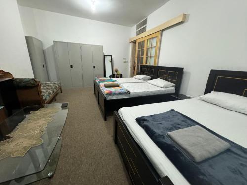 Una cama o camas en una habitación de Private Room - Shared Bathroom, No Parking