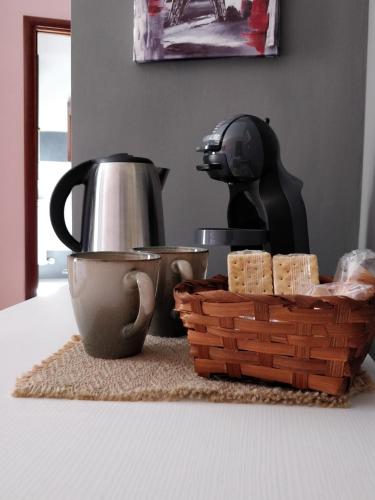 een aanrecht met een mixer en een mandje brood bij Kalos Rooms in Agrigento