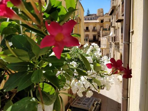 een bos bloemen aan de zijkant van een gebouw bij Kalos Rooms in Agrigento