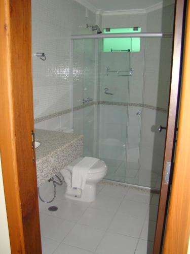 a bathroom with a glass shower and a toilet at Hotel Elite 1 in Nossa Senhora dos Milagres