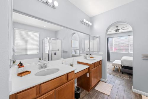 Ένα μπάνιο στο Chic, Spacious 5BD Desert Oasis