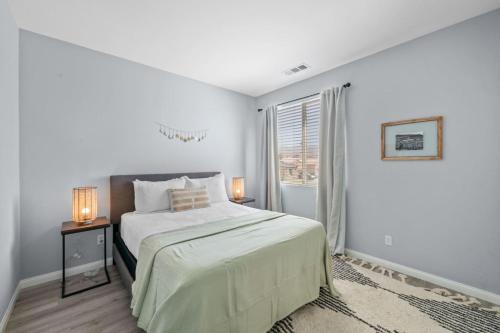 Ένα ή περισσότερα κρεβάτια σε δωμάτιο στο Chic, Spacious 5BD Desert Oasis