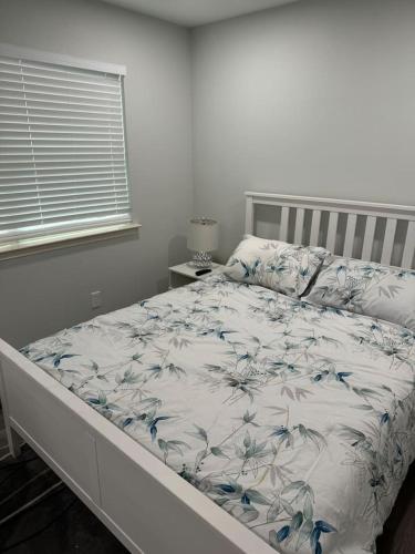 a bed with a floral comforter in a bedroom at Spacious 1 Bdrm Studio Montrose in Houston