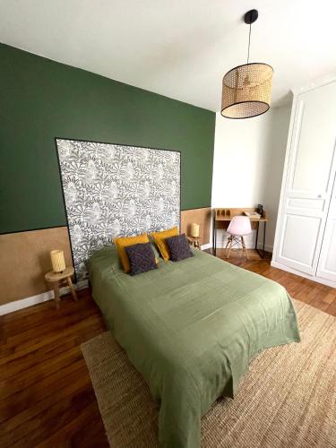 - une chambre dotée d'un lit avec un mur vert dans l'établissement Havre de paix moderne, fibre,RER B direction Paris, à Fontenay-aux-Roses