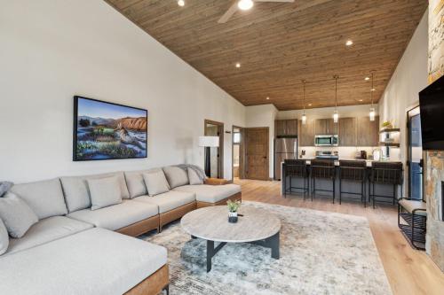 a living room with a couch and a table at Mara Luxury Cabins- Ponderosa in Hamilton