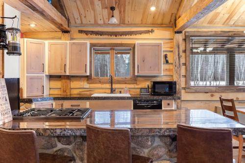 Una cocina o cocineta en Private River Front Cabin