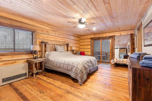 Una cama o camas en una habitación de Private River Front Cabin