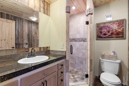 Un baño de Private River Front Cabin