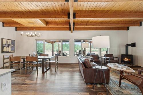 Χώρος καθιστικού στο River Bend Lodge