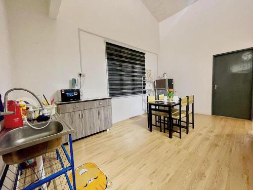 ブキッ・ムルタジャムにあるHome95#4pax#BukitMertajamのキッチン(テーブル付)、窓が備わる客室です。