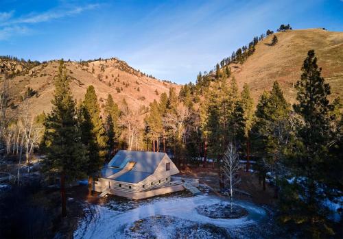 an aerial view of a house in the middle of a mountain at The Skwala Lodge in Darby