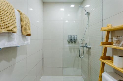 Bilik mandi di The Oasis 1 BR with Pool Sauna Gym and More
