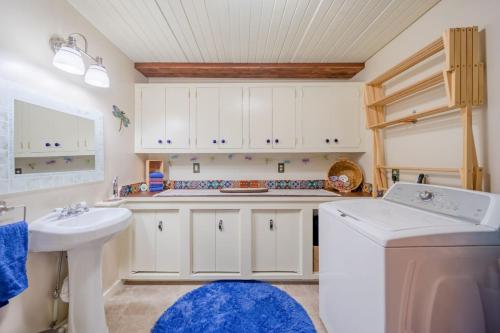 una cocina con fregadero y lavadora en Dragonwood Main House, en Abbot Village
