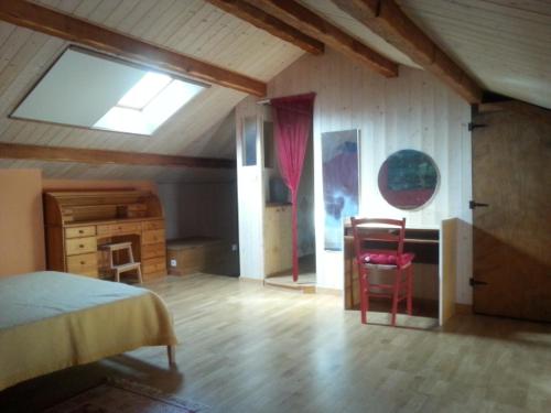 une chambre avec un lit, une table et des chaises dans l'établissement T4 Centre ville Orange Terrasses, à Orange