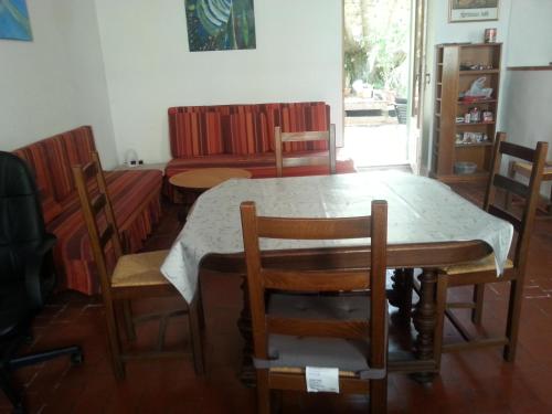 une salle à manger avec une table, des chaises et un canapé dans l'établissement T4 Centre ville Orange Terrasses, à Orange