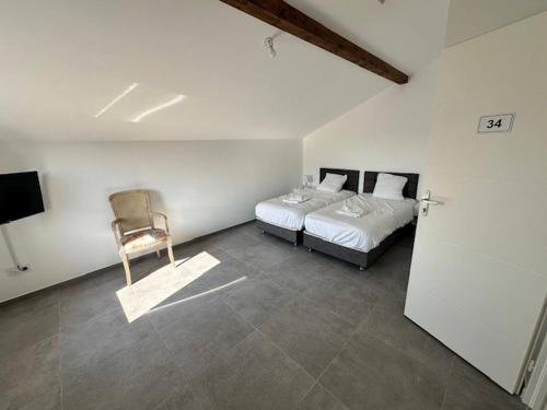 - une chambre avec 2 lits, une chaise et une télévision dans l'établissement House 30 With 5 Bedrooms Lechaffardcom, à Satolas-et-Bonce