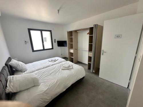 une chambre avec un lit blanc et une fenêtre dans l'établissement House 60 with 3 bedrooms lechaffardcom, à Satolas-et-Bonce