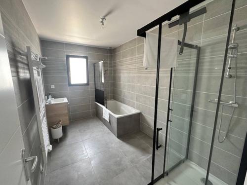 une salle de bain avec une douche, une baignoire et un lavabo dans l'établissement House 60 with 3 bedrooms lechaffardcom, à Satolas-et-Bonce